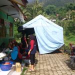 Kegiatan Dapur Umum TAGANA Magetan dan KSB SATRIA BHAKTI di Lokasi Tanah Longsor Gonggang