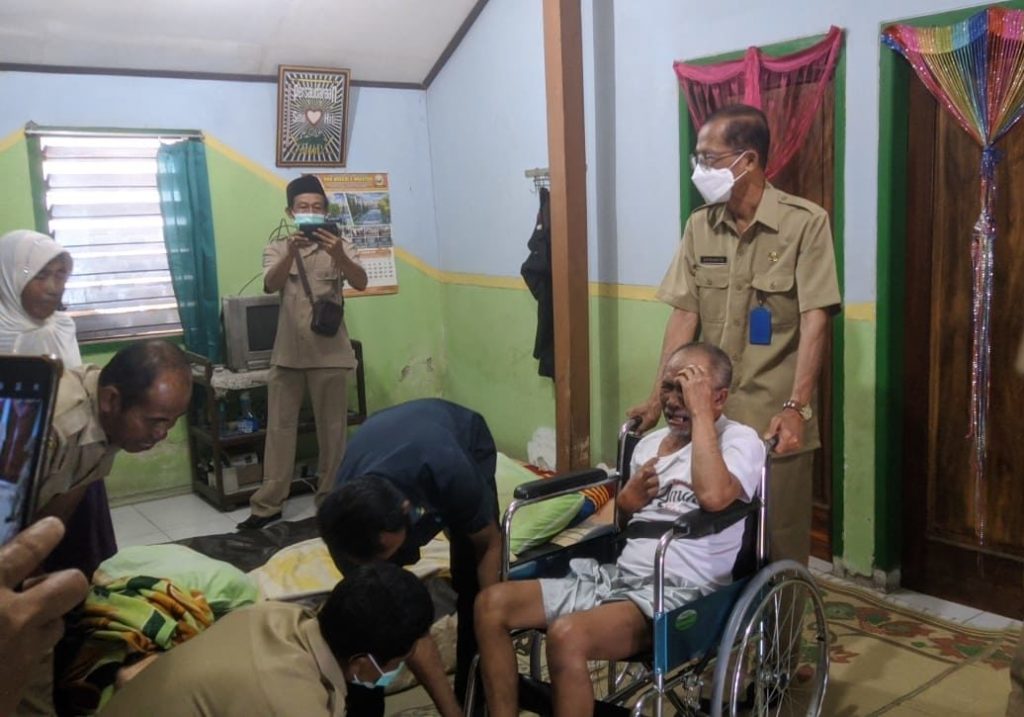 Penyerahan Bantuan Kursi Roda oleh Bupati Magetan