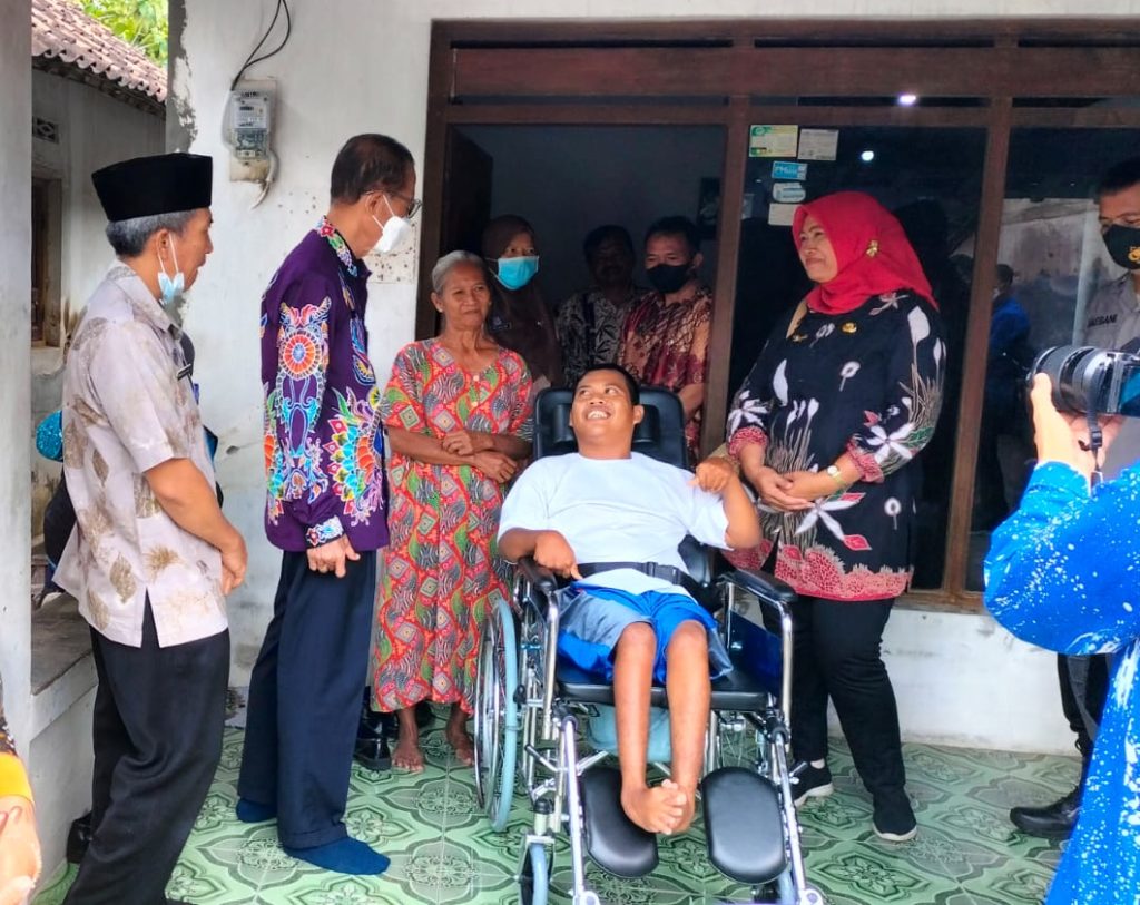 Bupati Magetan bersama Kepala Dinas Sosial Menyerahkan Bantuan Kursi Roda